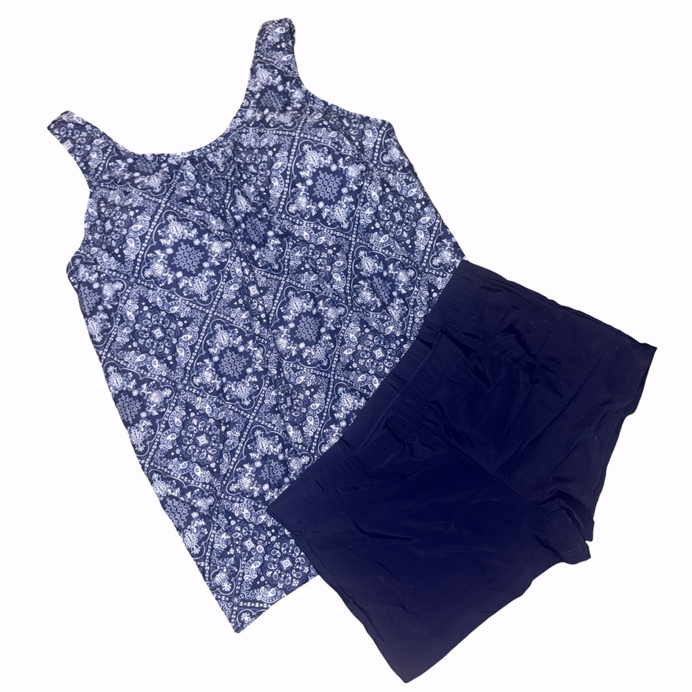 2 PieceNavy Blue Swim Tank Top w/ White Paisley Detail
Navy Swim Shorts
XL
NWT